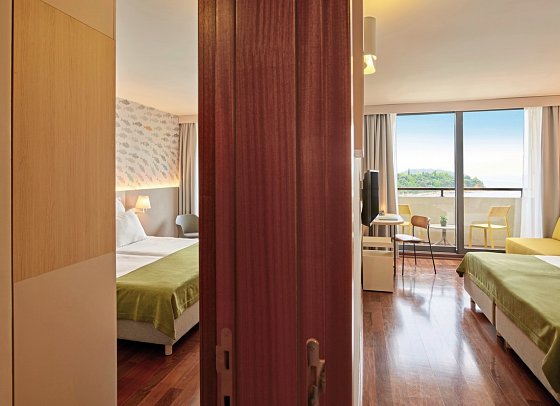 Island Hotel Istra - Wohnbeispiel Familienzimmer mit Verbindungstür Meerseite (Zimmercodierung FBC)