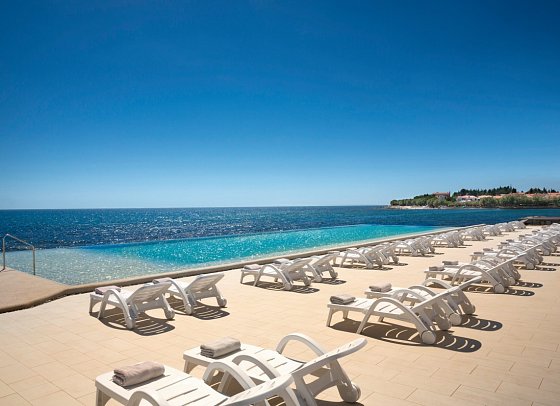 Aminess Vival Maestral Hotel - Meerwasserpool am Strand