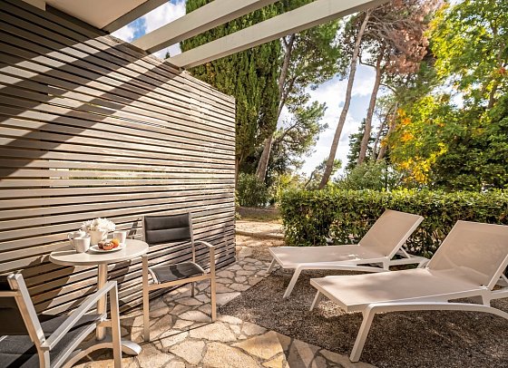 Valamar Sanfior Hotel & Casa - Beispiel Terrasse Zimmer für 2 Meerseite (Zimmercodierung DBC)