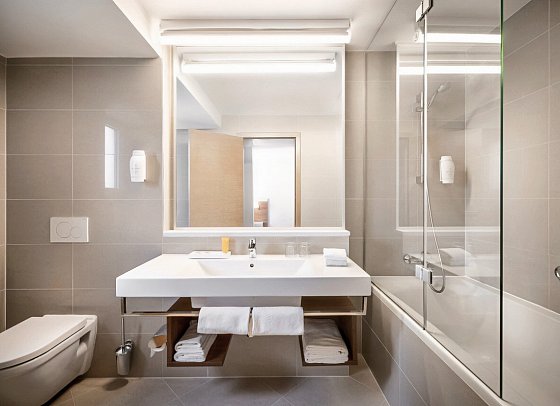 Valamar Sanfior Hotel & Casa - Beispiel Bad Zimmer für 2 Meerseite (Zimmercodierung DBC)