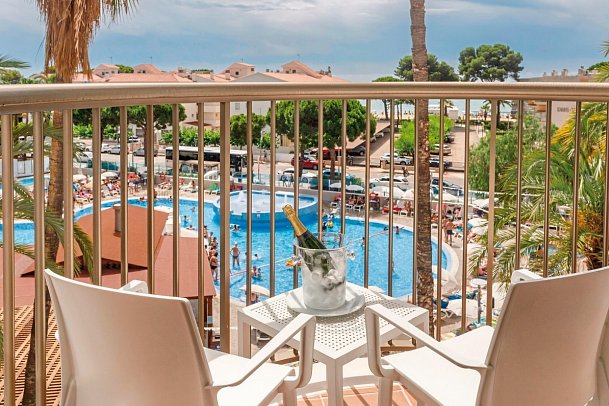 Best Cambrils - Balkonbeispiel Doppelzimmer Poolblick (Zimmercodierung D1P)