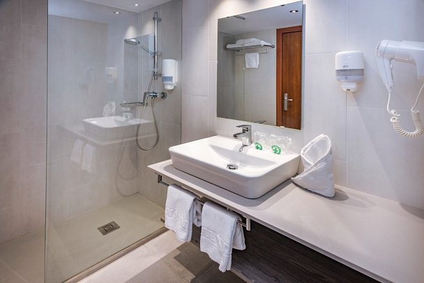 4R Miramar Calafell - Badbeispiel Doppelzimmer (Zimmercodierungen DB1, DP1 & DBM)