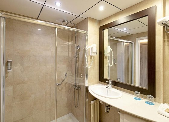 Golden Port Salou & Spa - Badbeispiel Doppelzimmer (Zimmercodierungen DB1, DBP & UM3)