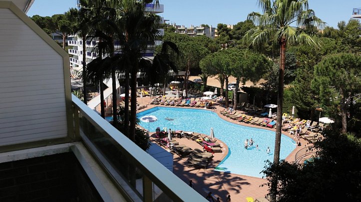 Golden Port Salou & Spa - Balkonbeispiel Doppelzimmer Poolblick (Zimmercodierung DBP)