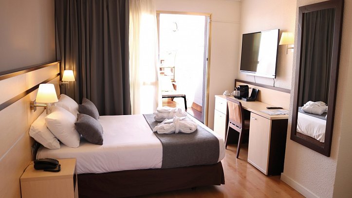 Golden Port Salou & Spa - Wohnbeispiel Doppelzimmer Premium oberste Etage (Zimmercodierung UM3)