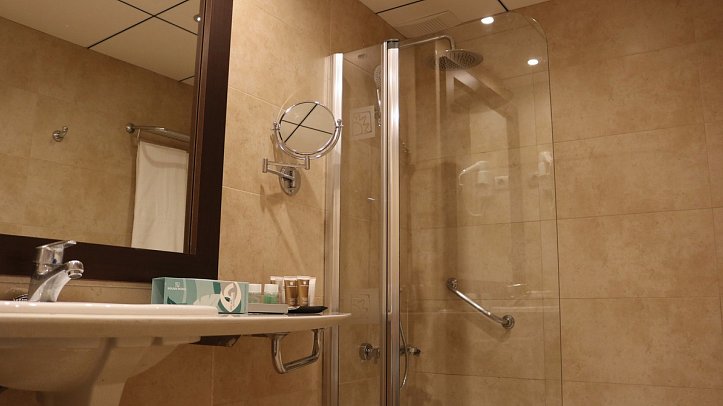 Golden Port Salou & Spa - Badbeispiel Doppelzimmer Premium oberste Etage (Zimmercodierung UM3)