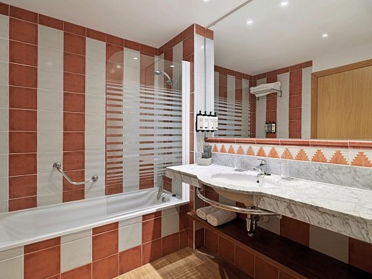 H10 Salauris Palace - Badbeispiel Doppelzimmer (Zimmercodierungen DB1, D1P, DS1 & FB1)