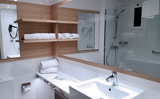 Hotel Augustus - Badbeispiel Doppelzimmer Standard (Zimmercodierungen DG3 & DGP)