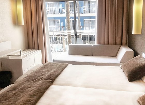 Hotel Augustus - Wohnbeispiel Doppelzimmer Standard Poolblick (Zimmercodierung DGP)