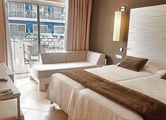 Hotel Augustus - Wohnbeispiel Doppelzimmer Standard Poolblick (Zimmercodierung DGP)