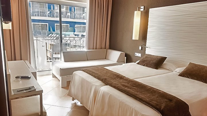 Hotel Augustus - Wohnbeispiel Doppelzimmer Standard Poolblick (Zimmercodierung DGP)