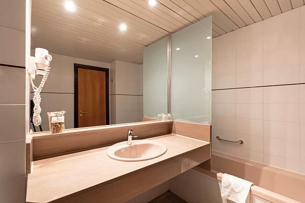 Estela Barcelona - Badbeispiel Doppelzimmer Poolblick (Zimmercodierungen DBP & DBM)