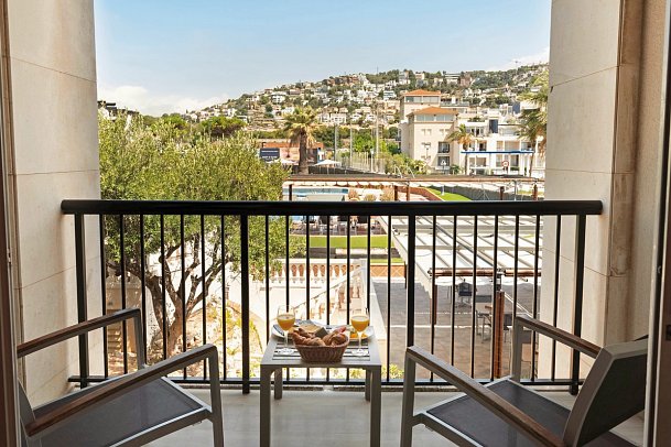 Estela Barcelona - Balkonbeispiel Doppelzimmer Poolblick (Zimmercodierung DBP)