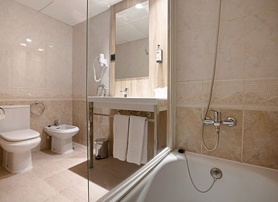 Ponient Dorada Palace by PortAventura World - Badbeispiel Doppelzimmer (Zimmercodierungen DB1, DB2, D1P & D2P)