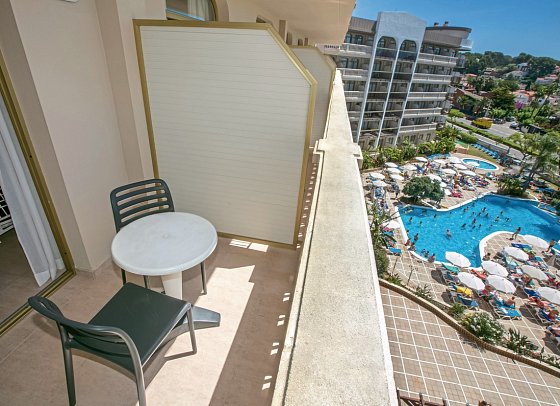 Ponient Dorada Palace by PortAventura World - Balkonbeispiel Doppelzimmer Poolblick (Zimmercodierungen D1P & D2P)