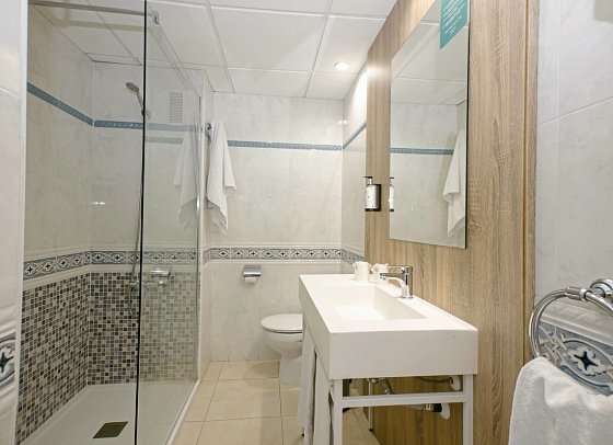 Ponient Dorada Palace by PortAventura World - Badbeispiel Appartement 1 Schlafzimmer (Zimmercodierungen AB1 & AB2)