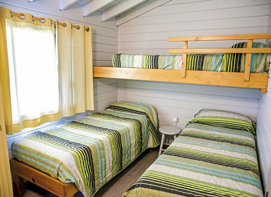 Camping La Llosa - Wohnbeispiel Bungalow Ponent (Zimmercodierung BB1)