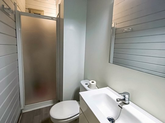Camping La Llosa - Badbeispiel Bungalow Ponent (Zimmercodierung BB1)