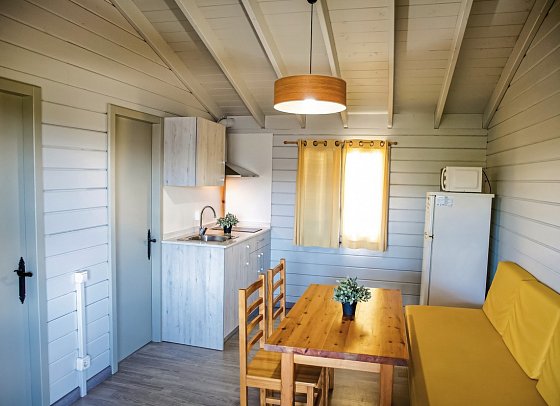 Camping La Llosa - Wohnbeispiel Bungalow Ponent (Zimmercodierung BB1)