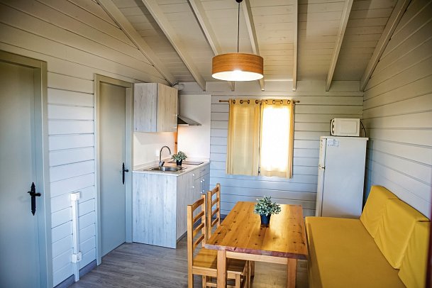Camping La Llosa - Wohnbeispiel Bungalow Ponent (Zimmercodierung BB1)