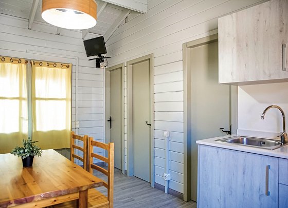Camping La Llosa - Wohnbeispiel Bungalow Ponent (Zimmercodierung BB1)
