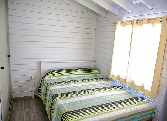Camping La Llosa - Wohnbeispiel Bungalow Ponent (Zimmercodierung BB1)