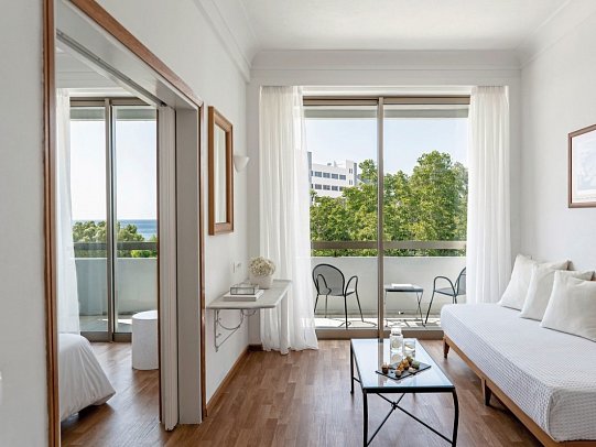 Grecotel Lux Me Dama Dama - Wohnbeispiel Familienzimmer Premier Guestroom mit seitl. Meerblick (Zimmercodierung FBN)