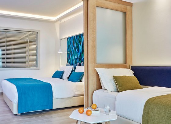 Atlantica Aegean Blue - Wohnbeispiel Premium Familienzimmer mit Landblick (Zimmercodierung FM1)