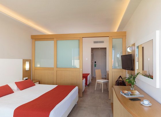 Rodos Princess Beach Resort & Spa - Wohnbeispiel Familienzimmer Gartenblick (Zimmercodierung F1G)
