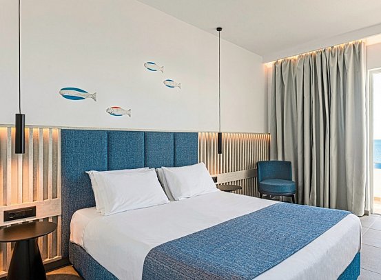 Blue Sea Beach Resort - Wohnbeispiel Doppelzimmer seitl. Meerblick (Zimmercodierung DBN)