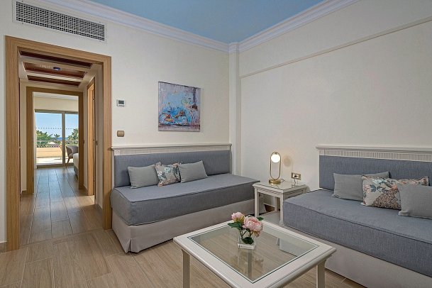 Atrium Palace Thalasso Spa Resort & Villas - Wohnbeispiel Suite Familie seitlicher Meerblick (Zimmercodierung WIN)