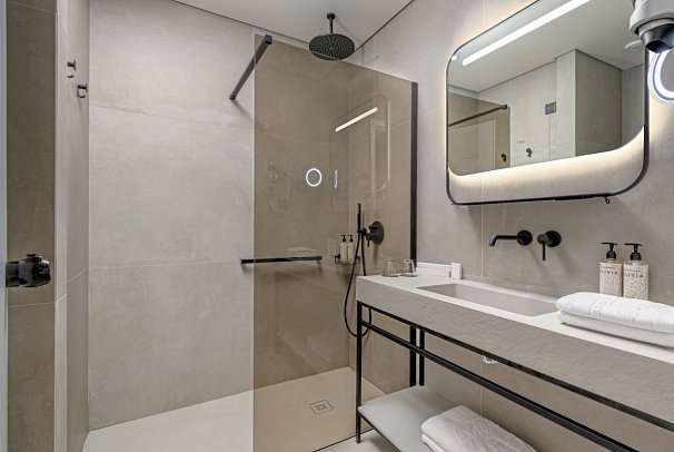 The Ixian Grand & All Suites - Badbeispiel Doppelzimmer Design (Zimmercodierung DB2)