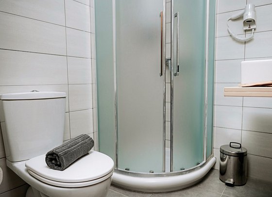 Amphitryon City Hotel - Badbeispiel Doppelzimmer Landblick (Zimmercodierungen DBL, TBL & FBL)