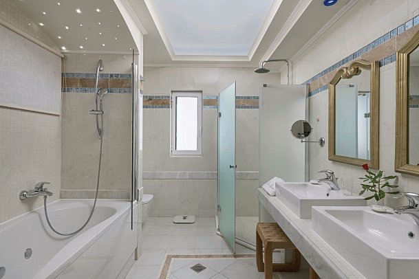 Atrium Prestige Thalasso Spa Resort & Villas - Badbeispiel Doppelzimmer Platinum Beach mit Meerblick (Zimmercodierung D2M)