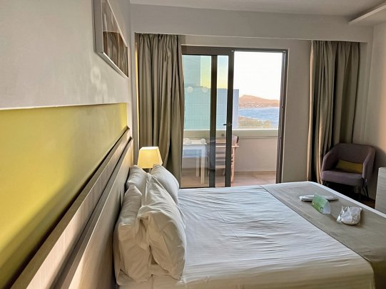 Akti Imperial Deluxe Resort & Spa Dolce by Wyndham - Wohnbeispiel Doppelzimmer seitl. Meerblick (Zimmercodierung DBN)