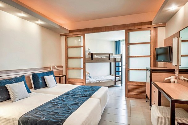 Esperides Beach - Wohnbeispiel Familienzimmer Meerblick (Zimmercodierung F1M)