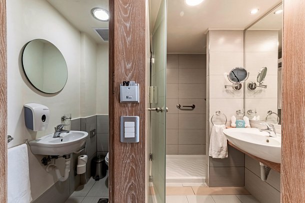 Esperides Beach Resort - Family Concept - Badbeispiel Doppelzimmer Superior Meerblick (Zimmercodierung DSM)