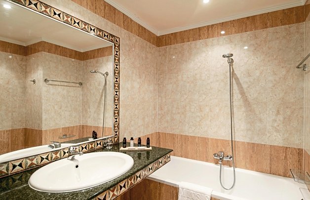 Canvas by Mitsis Petit Palais