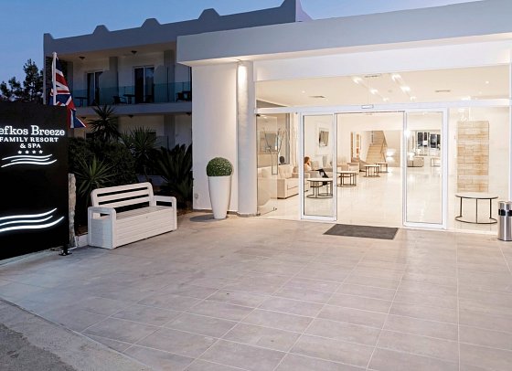 Pefkos Breeze Family Resort & Spa