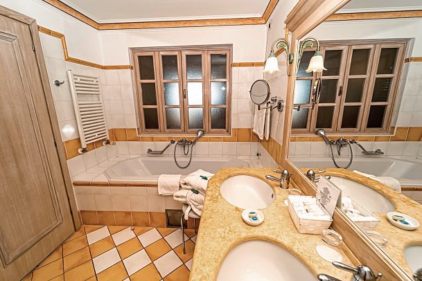 Miramar - Beispiel Bad Doppelzimmer Deluxe Meerblick (Zimmercodierung DDM)