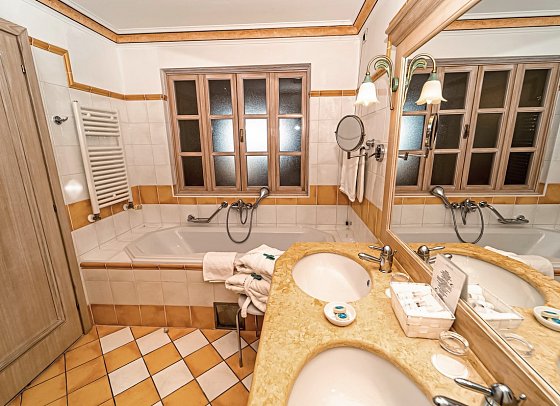 Miramar - Beispiel Bad Doppelzimmer Deluxe Meerblick (Zimmercodierung DDM)