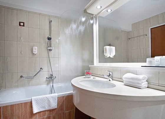 Excelsior - Beispiel Bad Doppelzimmer Superior Strassenseite (Zimmercodierungen DS1, FB1, ESM, DC3 & DS2)