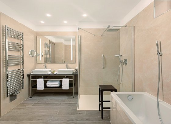 Hilton Rijeka Costabella Beach Resort & Spa - Beispiel Bad Suite Deluxe 1 Schlafzimmer (Zimmercodierung WD1)