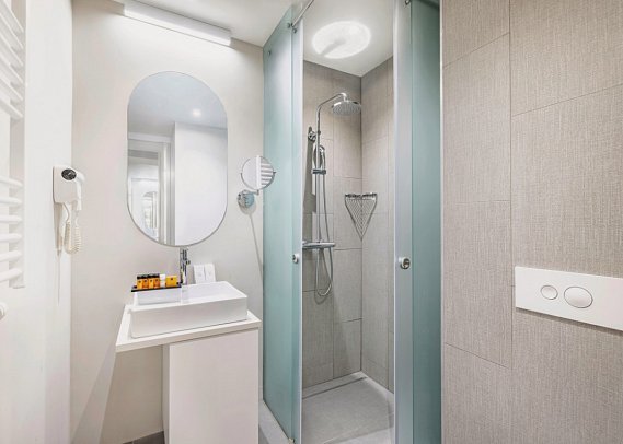 Aminess Vival Lisanj Familiy Hotel - Beispiel Bad Familienzimmer Standard (Zimmercodierung FBL)