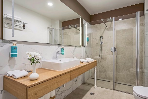 Boutique Hotel Esplanade - Beispiel Bad Doppelzimmer Superior Meerseite (Zimmercodierungen DSC & DMC)