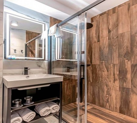 Ad Turres - Beispiel Bad Doppelzimmer Haupthaus (Zimmercodierungen DBU & D1U)