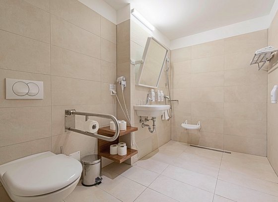 Katarina - Beispiel Bad Doppelzimmer Superior Meerblick (Zimmercodierung DSM)