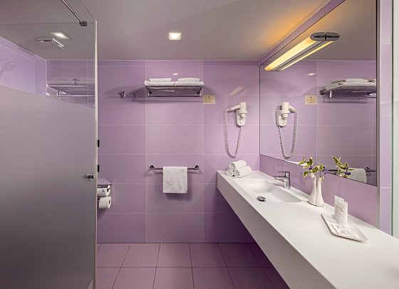 Vitality Hotel Punta - Beispiel Bad Doppelzimmer Gartenblick (Zimmercodierungen DBG, DBC, DSG, DMM & DBM)