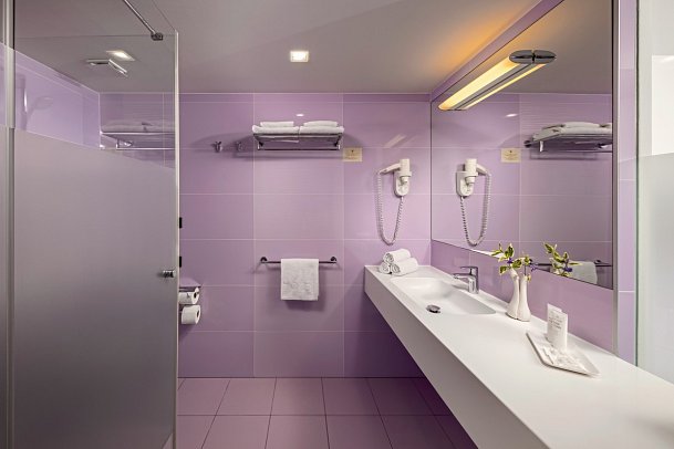 Vitality Hotel Punta - Beispiel Bad Doppelzimmer Gartenblick (Zimmercodierungen DBG, DBC, DSG, DMM & DBM)