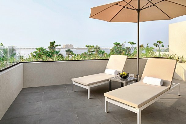 Mövenpick Resort Al Marjan Island - Wohnbeispiel Beachfront Junior Suite with private terrace (Zimmercodierung JB2)